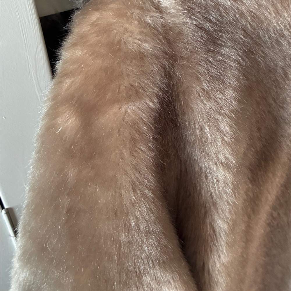 Vintage Faux Fur Coat with Dark Collar euc Warm - Picture 10 of 12